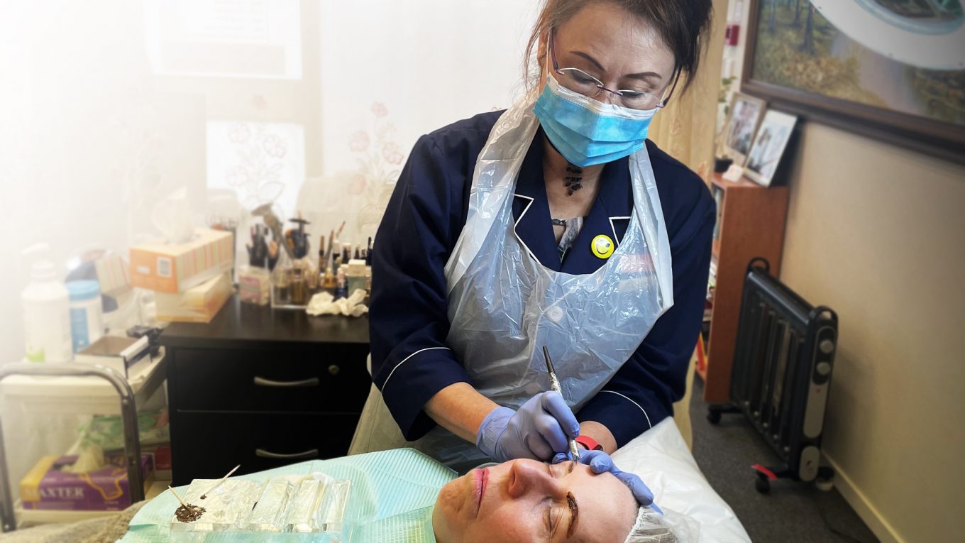 Eyebrow microblading